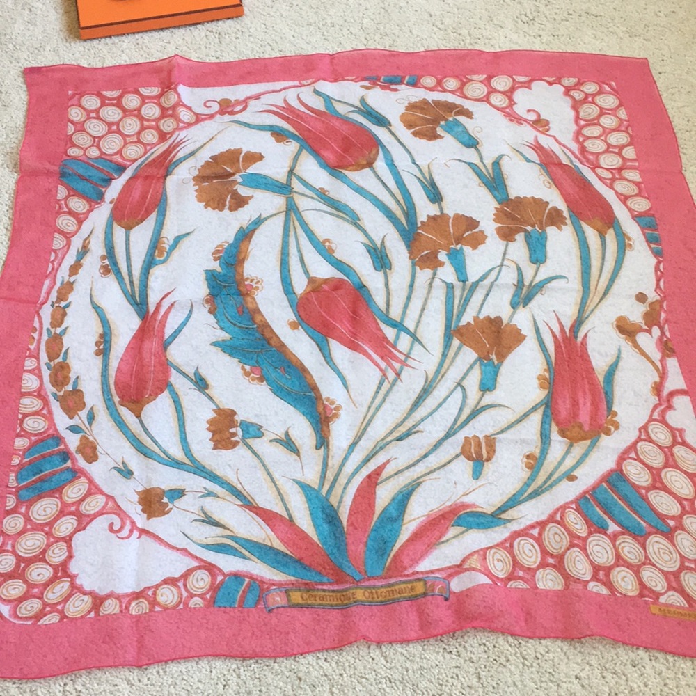 ***SOLD*** AUTH Hermès 90cm 100% Silk Mousseline - Picture 1 of 7